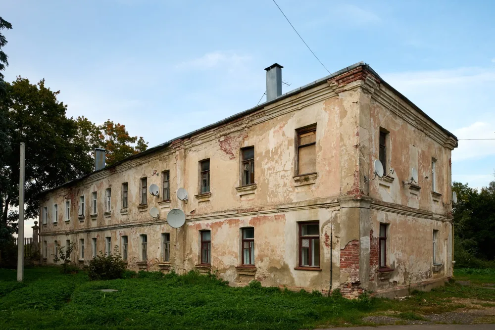 Восточный флигель на парадном дворе (Ивановское (Безобразово))