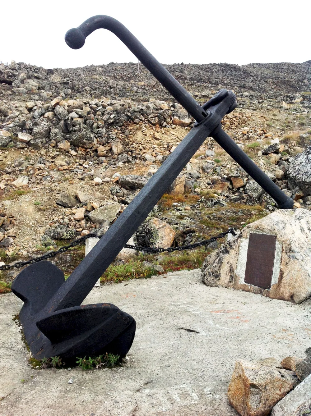 Памятный знак в честь 250-летия Первой Камчатской экспедиции (Провидения)