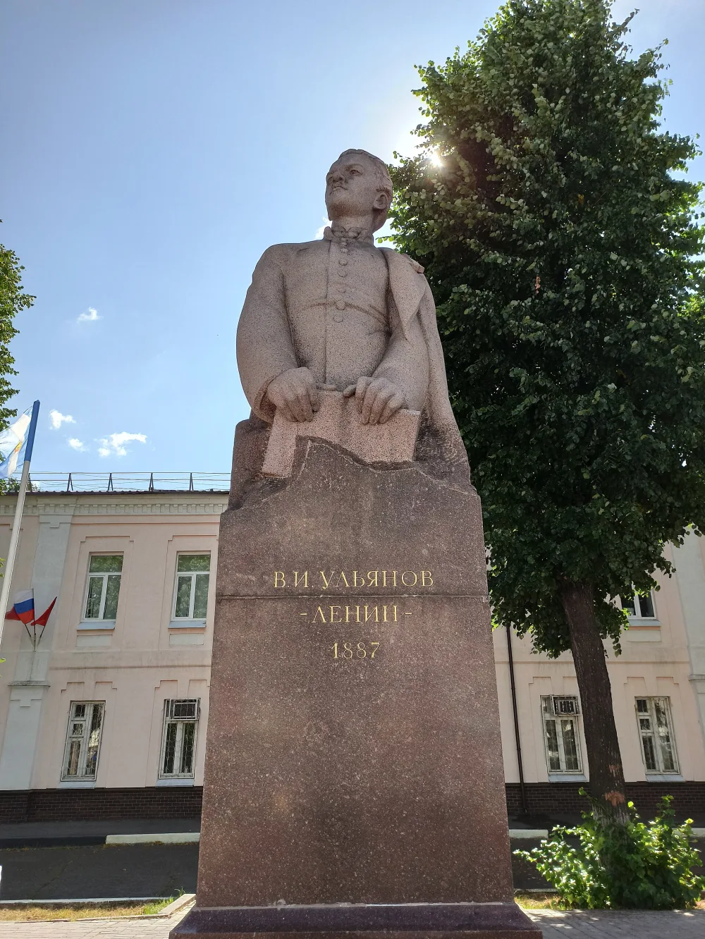 Памятник гимназисту Володе Ульянову (Ульяновск)