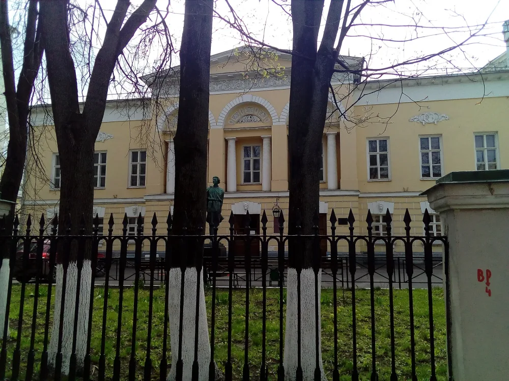 Ограда с двумя воротами (Арбат)