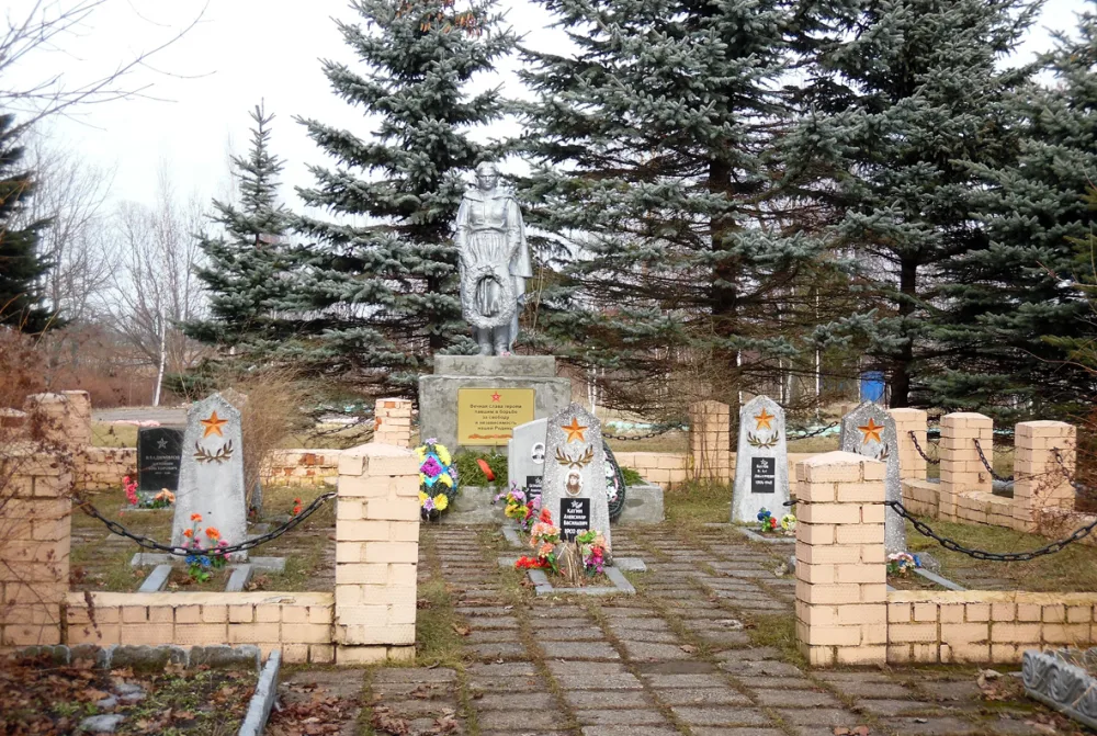 Братская могила советских воинов и партизан, погибших в борьбе с фашистами (Новоржев)