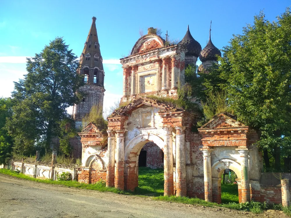Ограда с воротами и башнями (Ёмсна)