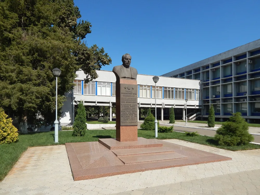 Бюст академику Павлу Лукьяненко в Краснодаре