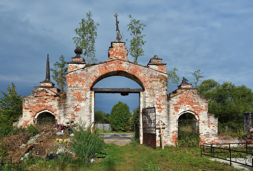 Ограда с воротами (Горицы)