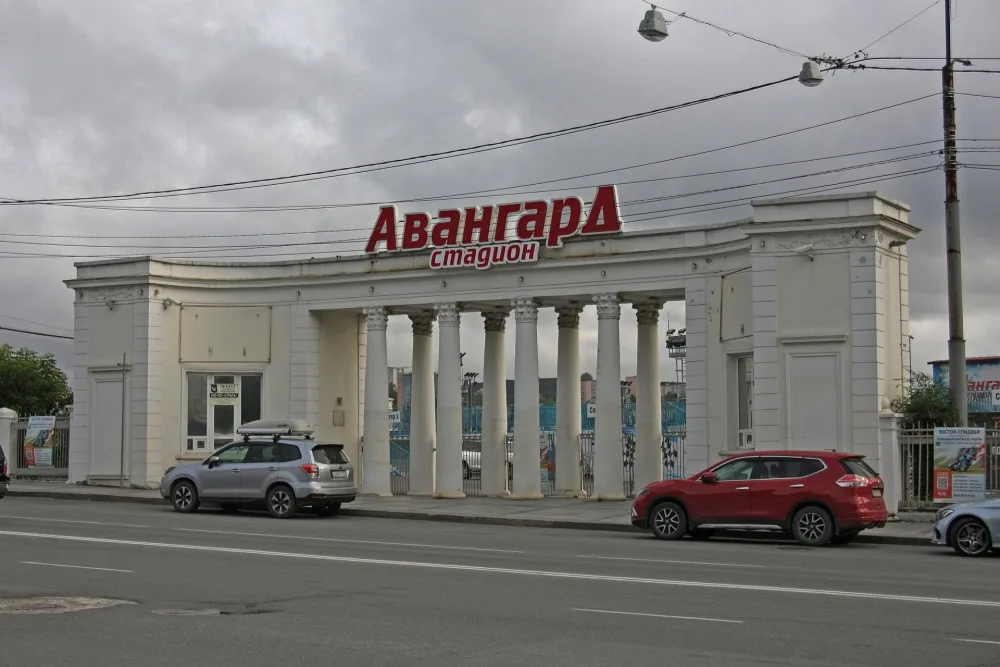 Входная колоннада стадиона «Авангард» (Владивосток)