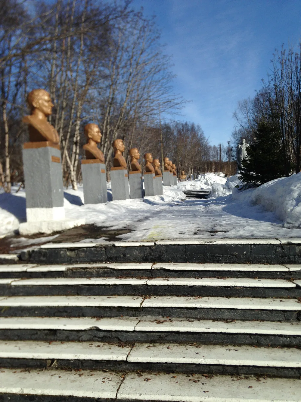 Аллея Славы героев-авиаторов (54 бюста Героев Советского Союза)