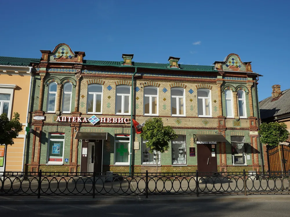 Жилой дом с магазином (Боровичи)