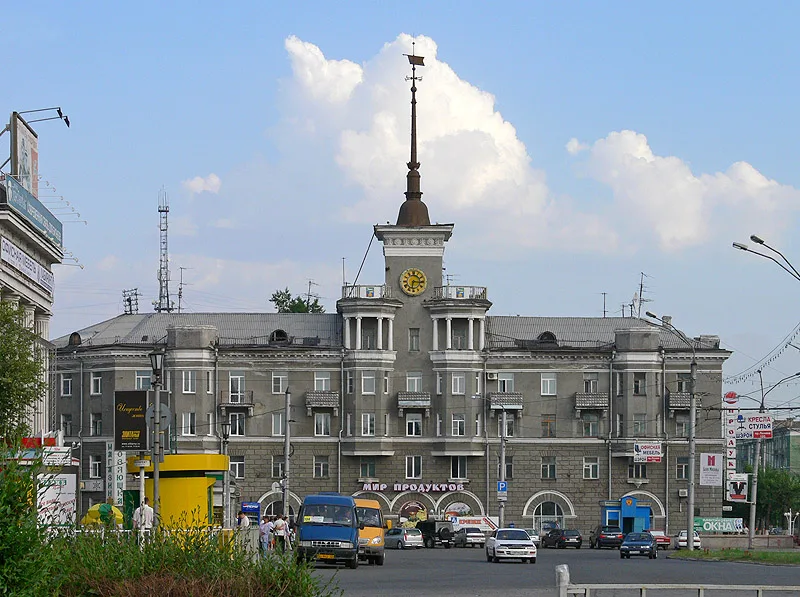 проспект Ленина 82, Дом под шпилем