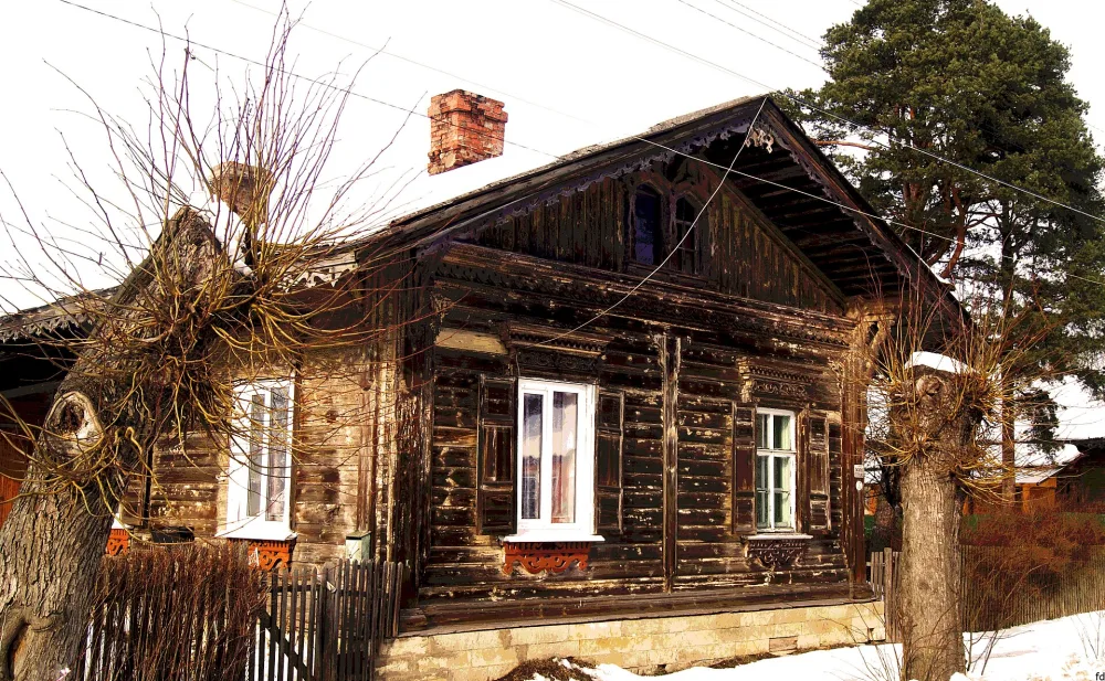 Жилой дом с хозпостройками (Гатчина)