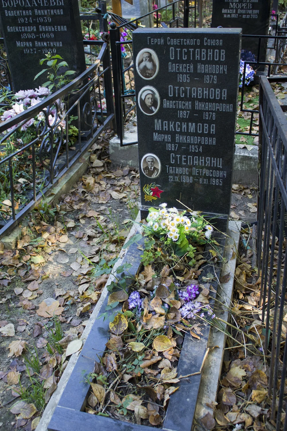 Могила Отставнова Алексея Ивановича (1905-1979), лейтенанта, разведчика, Героя Советского Союза (Алексеевский)