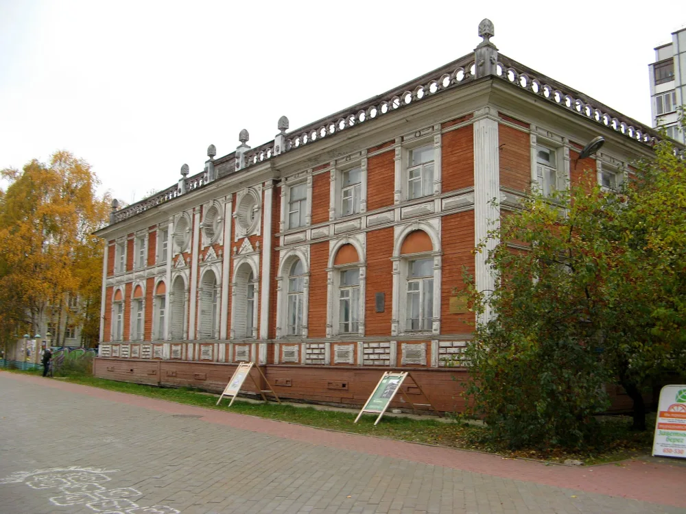 «Марфин дом» (Коммерческое собрание). Дом, в котором в 1918 г. была провозглашена Советская власть в Архангельской губернии. В этом доме в феврале и июне 1918 г. проходили первые губернские съезды Советов рабочих, крестьянских и солдатских депутатов