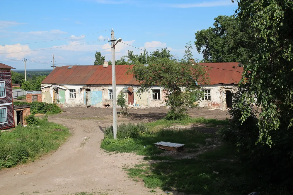 Одноэтажный восточный корпус служб