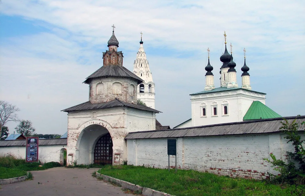 Стены с воротами (Святые ворота, стены и башни) (Суздаль)