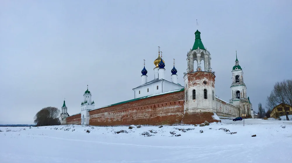 Стены с четырьмя башнями, Святыми и водяными воротами (Ростов)