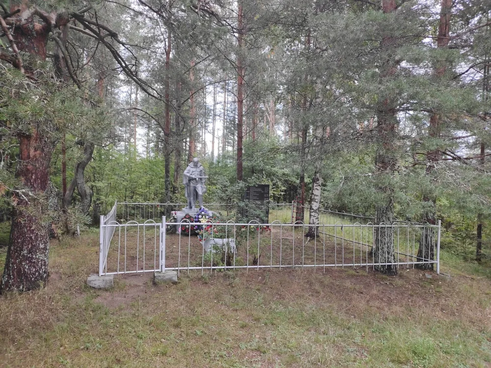 Братская могила советских воинов, партизан и сельских активистов (Октябрьская)
