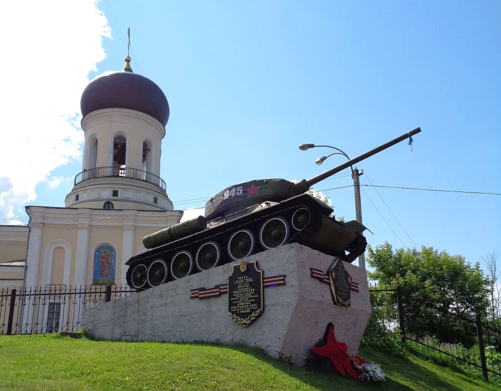 Памятный знак «Танк Т-34», установленный в честь защитников Наро-Фоминска от фашистских захватчиков в период битвы за Москву
