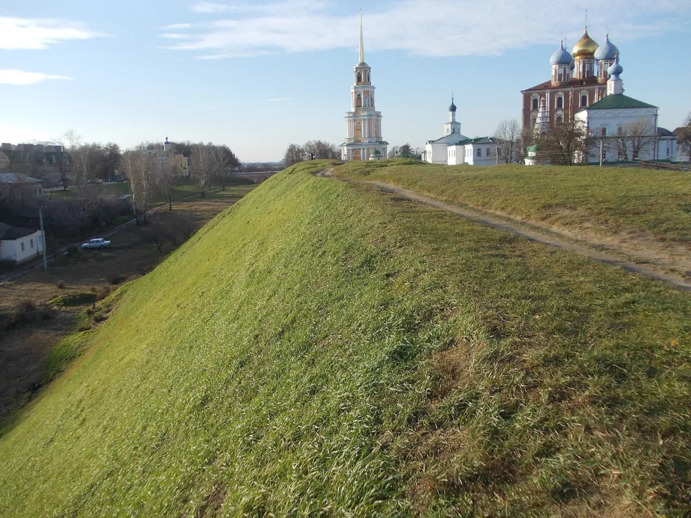Остатки земляного оборонительного вала Рязанского кремля
