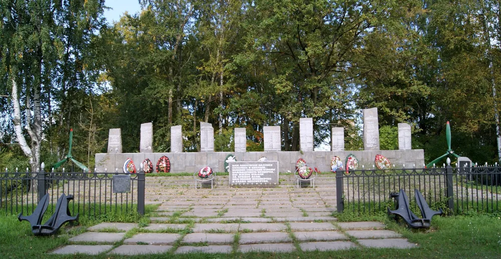 Братское кладбище летчиков Краснознамённого Балтийского флота, погибших в борьбе с фашистами, среди которых похоронены Герои Советского Союза В.Н. Каштанкин (1910-1944), А.Г. Ломакин (1921-1944), Н.В. Шапкин (1923-1944)