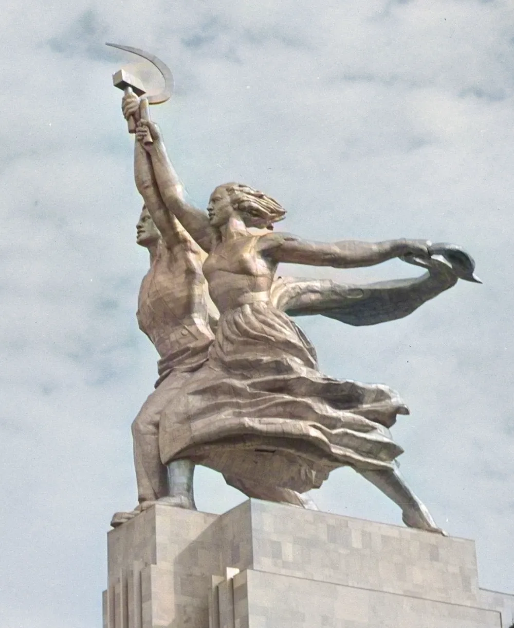 Рабочий и колхозница