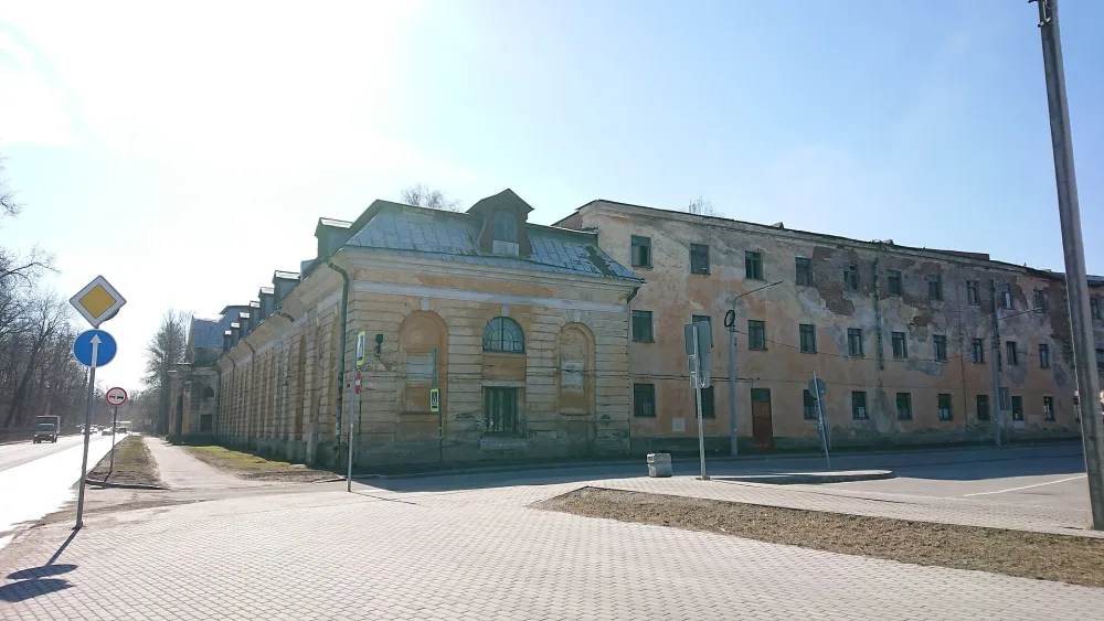 Трёхэтажный корпус казарм Кирасирского полка (Гатчина)