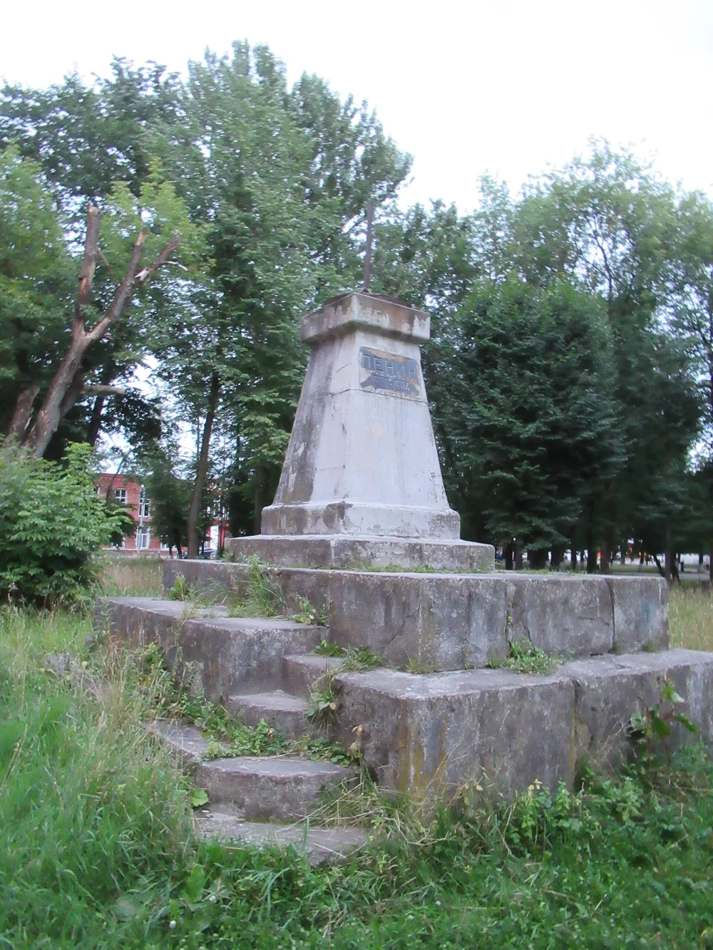 Памятник Ленину во дворе Пролетарки