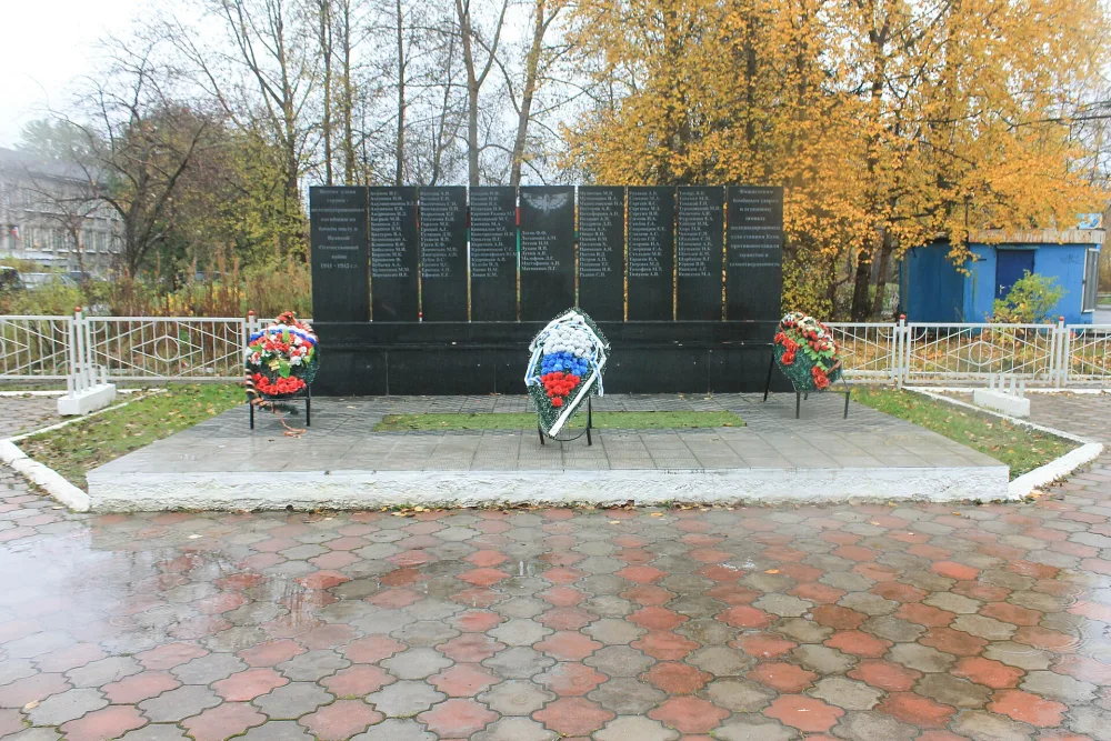 Памятный знак железнодорожникам Кемского отделения Кировской железной дороги, погибшим на трудовом посту (Кемь)