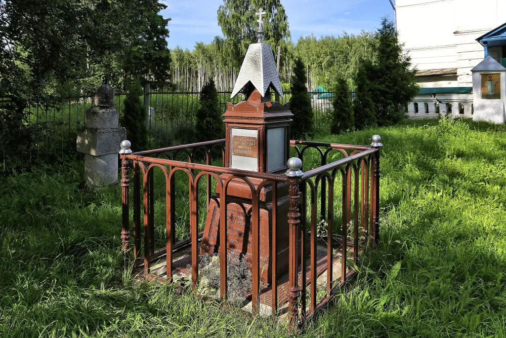 Памятник на могиле подполковника Н.И. Коноплина, участника Отечественной войны 1812 г. (погост Вознесенье)