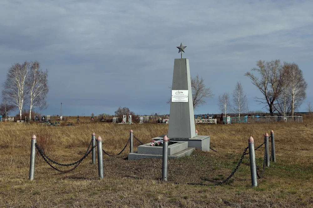 Братская могила 19 красноармейцев, погибших 14 ноября 1919 г. в Сыропятском бою (Половинка)