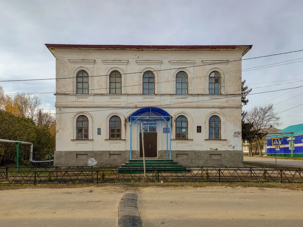 Здание, где в высшей начальной школе учился видный революционер-народник Н.А. Ишутин (Белинский)