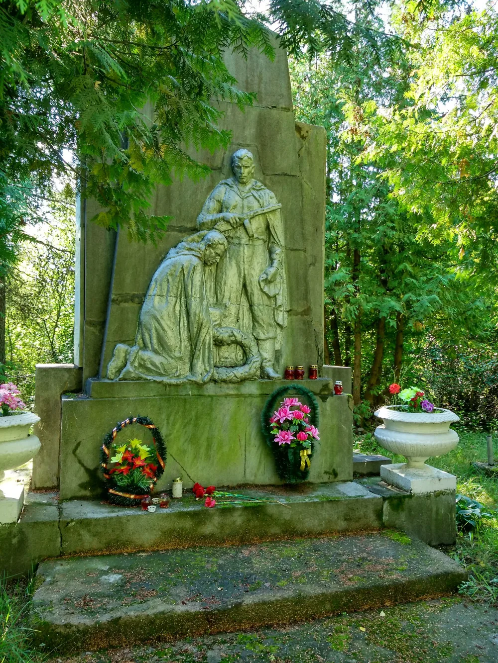 Братская могила советских воинов, погибших в борьбе с фашистскими захватчиками, в которой похоронены Герои Советского Союза С.Я. Киреев и П.П. Борисов (Питкяранта)