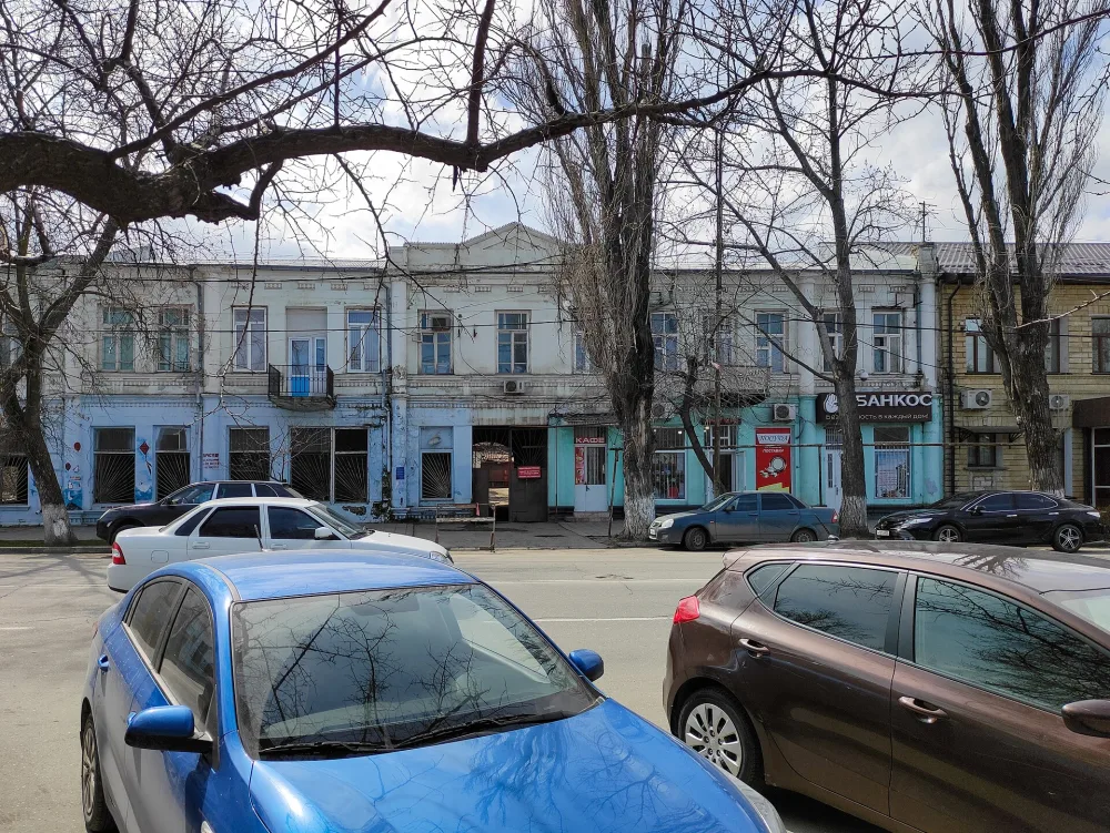 Двухэтажное каменное строение