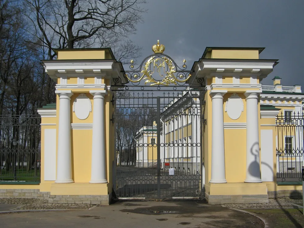 Ограда регулярной части парка с тремя воротами