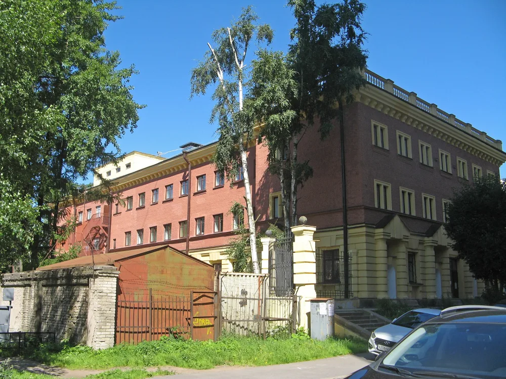 Здание бань (с оградой)