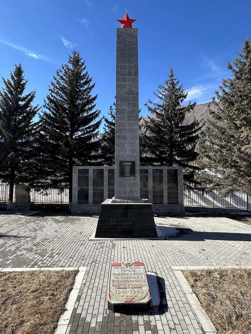 Памятник советским воинам, погибшим в борьбе с фашистами (Тырныауз)