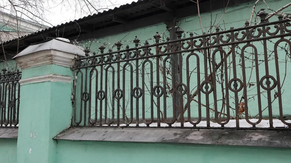 Новая Басманная улица 16, ограда