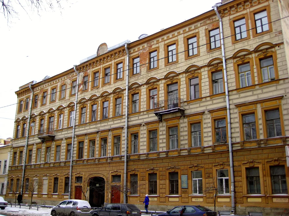 Дом, где жили: в 1862-1863 гг. - писатель М.Е. Салтыков-Щедрин, в 1870 г. - художник И.Е. Репин, в 1882-1898 гг. - художник И.И. Шишкин