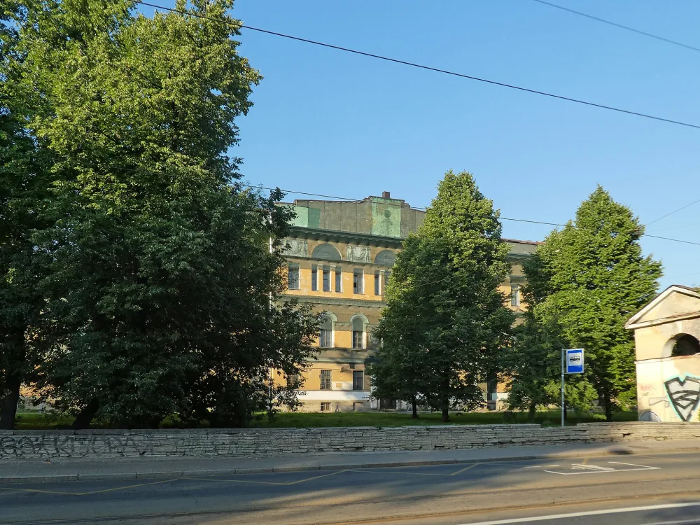 Сад перед главным зданием (Санкт-Петербург)