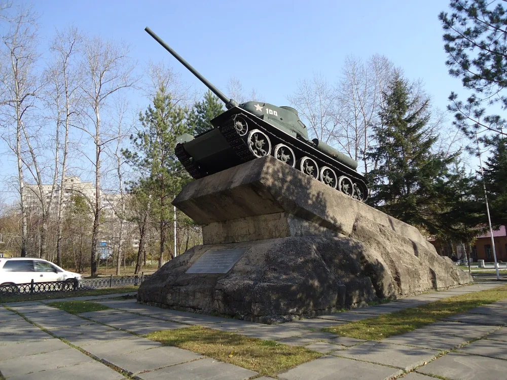 Танк Т-34-85 у завода «Дальэнергомаш»