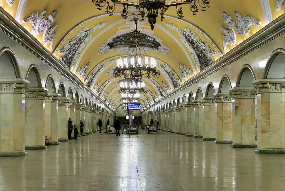 перрон станции метро Комсомольская-Кольцевая