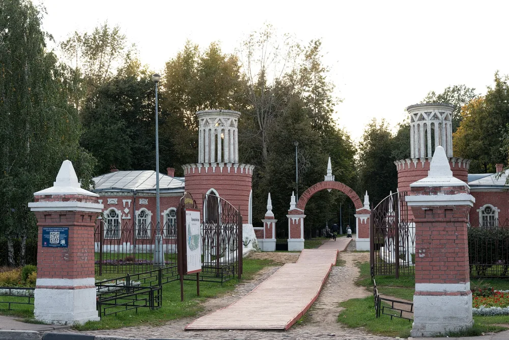 Два столба при въезде в усадьбу Воронцово