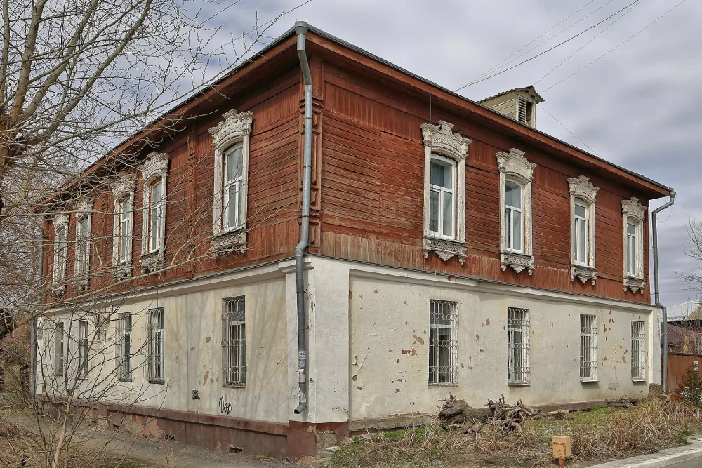 Особняк, образец застройки улицы (Омск)