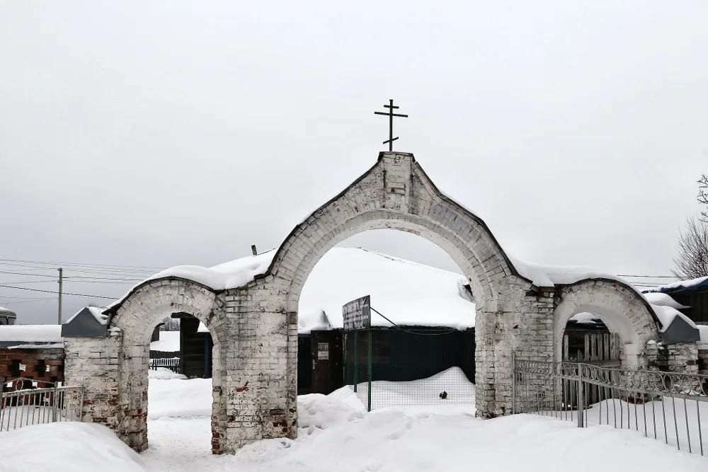 Ограда с воротами (Меленки)