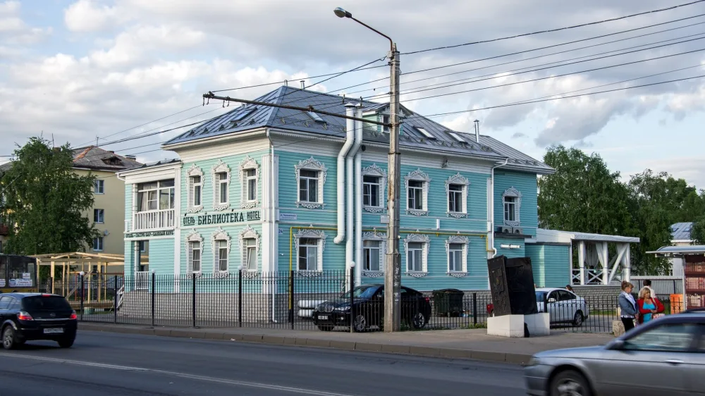 Жилой дом с лавкой