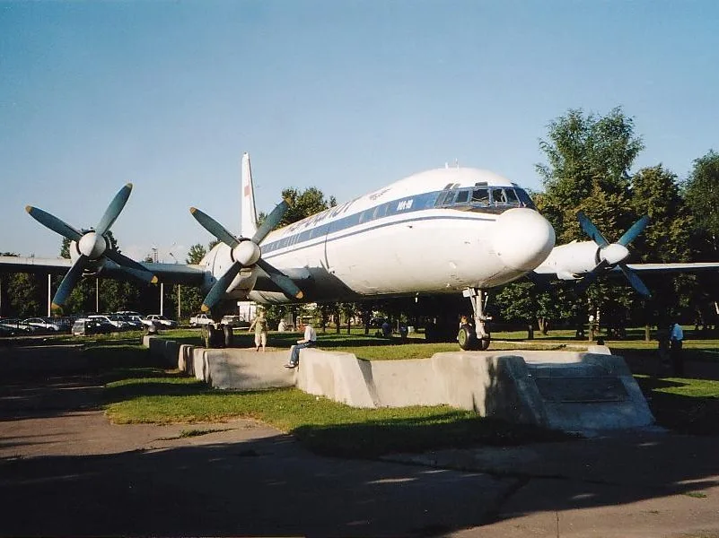 Памятник самолёту Ил-18
