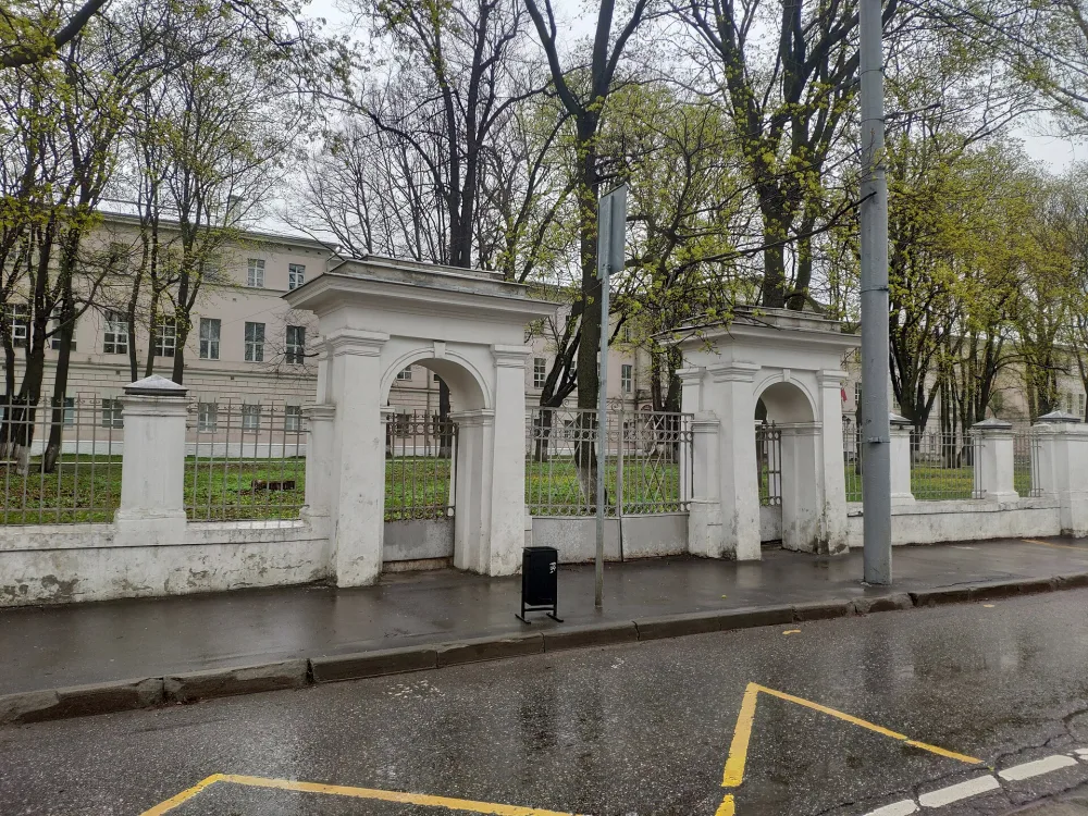 Ограда с двумя воротами (Марьина роща)