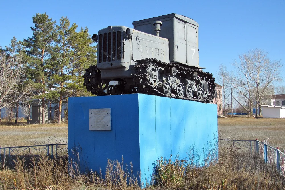 Памятник первоцелинникам (трактор ДТ-54 на постаменте), сооруженный в честь 25-летия освоения целины (Целинное)