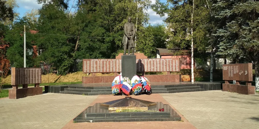 Братская могила советских воинов