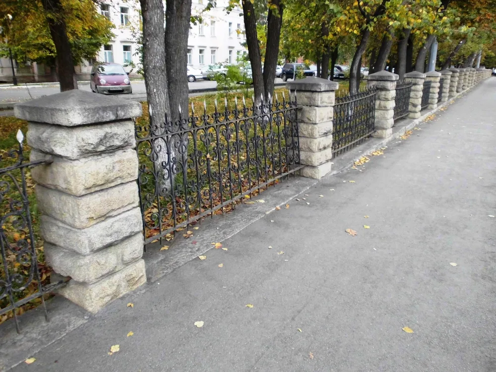 Ограда городской больницы (Челябинск)