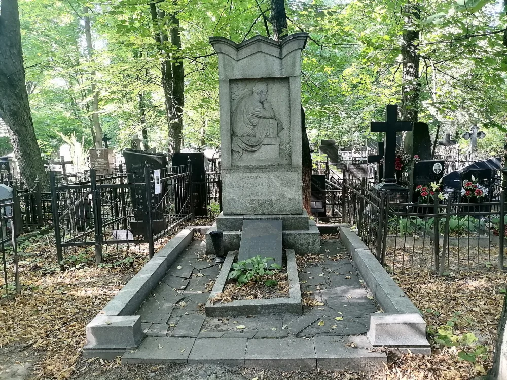 Могила Васнецова Апполинария Михайловича (1856-1933), художника (Лефортово)