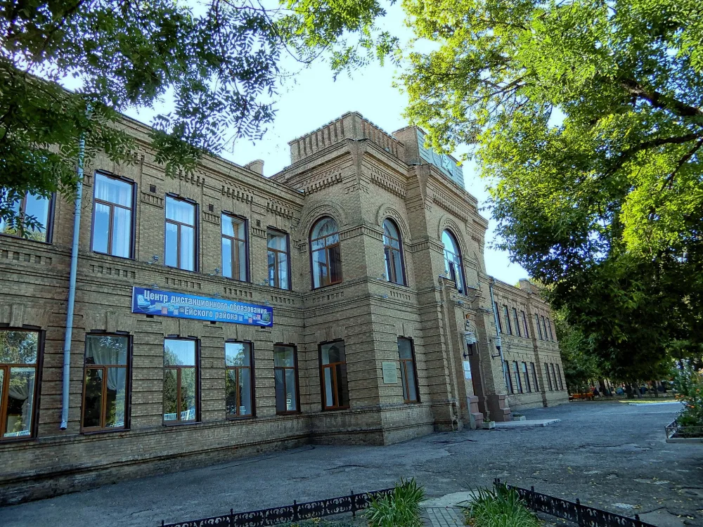 Ксенинская женская гимназия. Здесь в 1924 г. в школе учился первый Герой Советского Союза А.В. Ляпидевский